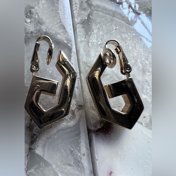 Givenchy earrings gold tone vintage initial G old money style - Picture 3 of 6